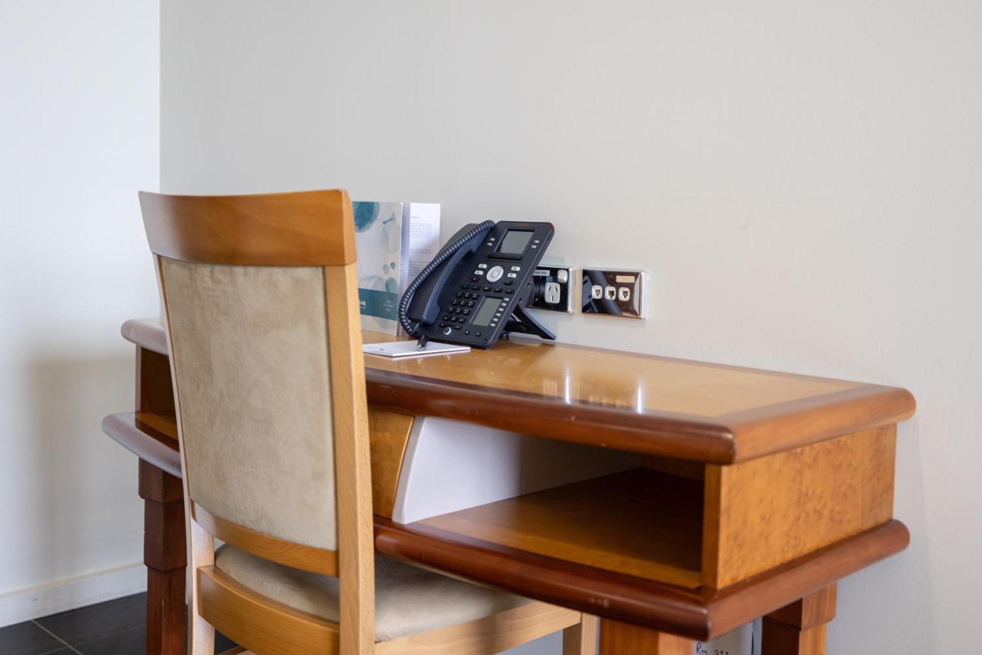 Mindil Beach Casino Resort Darwin Exterior foto A desk with a telephone