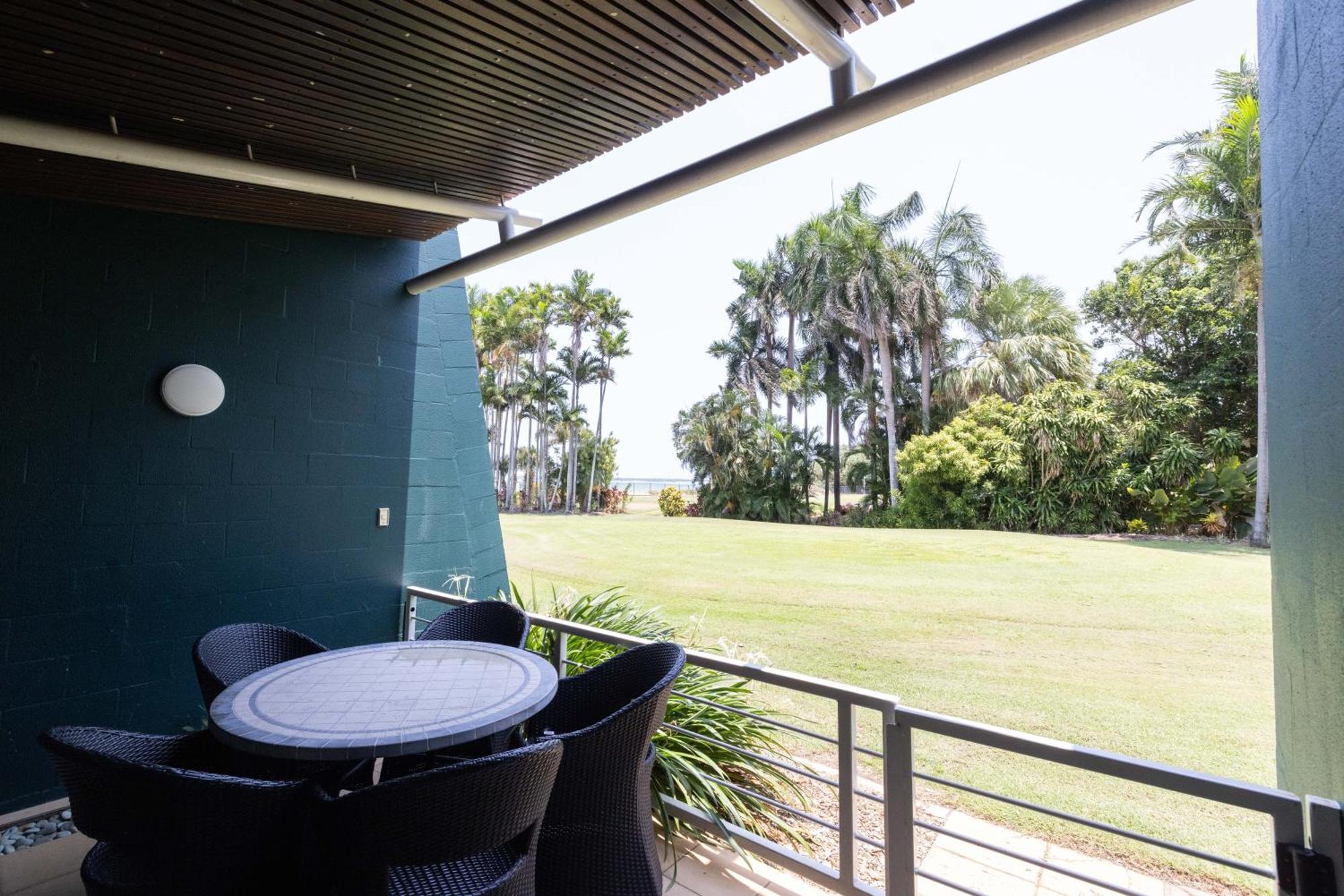 Mindil Beach Casino Resort Darwin Exterior foto A balcony at the Village