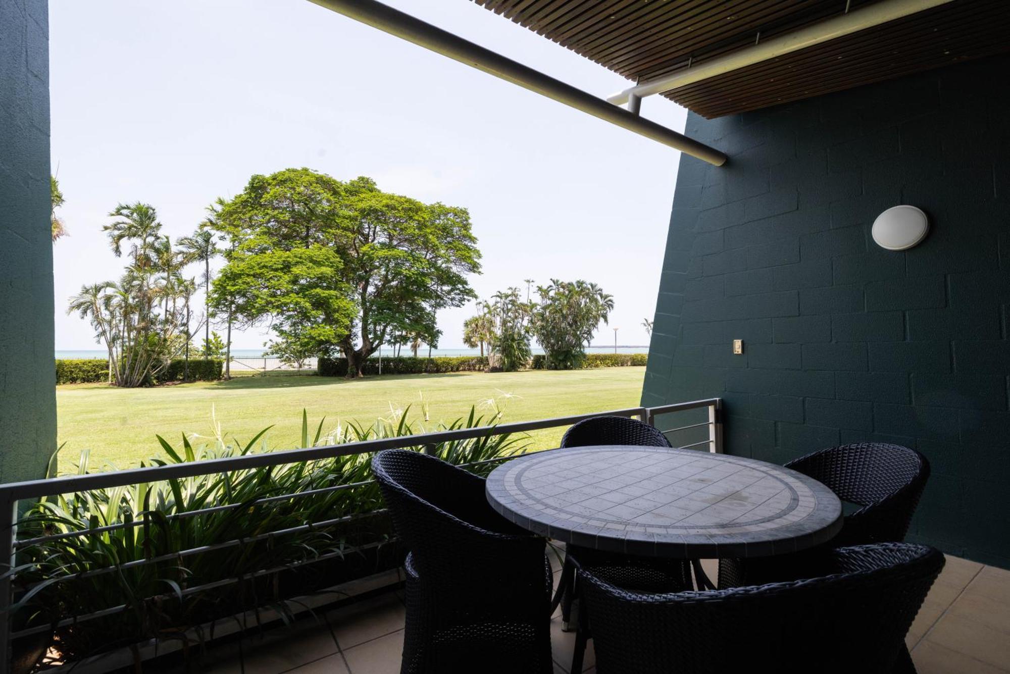 Mindil Beach Casino Resort Darwin Exterior foto A balcony at the hotel