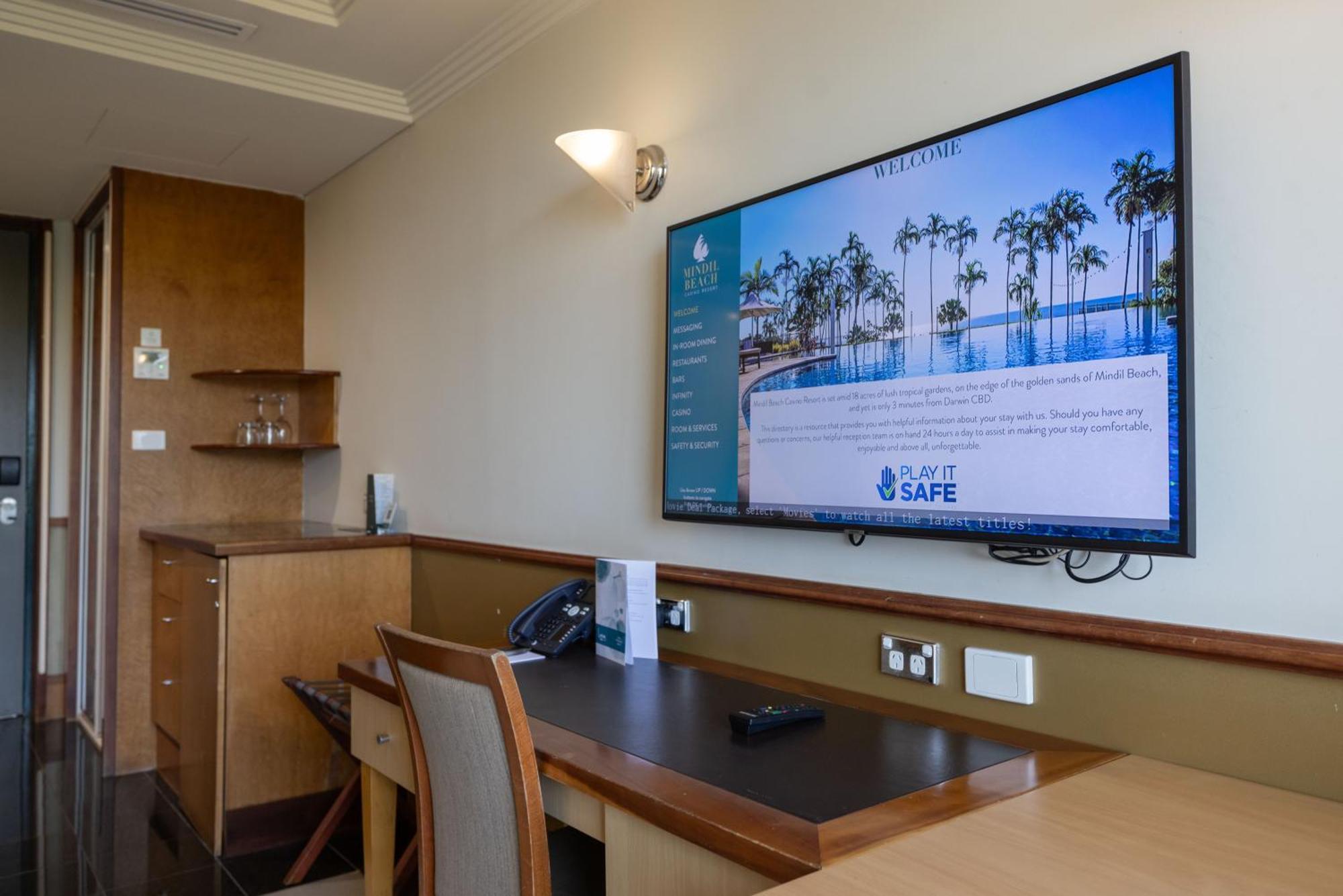 Mindil Beach Casino Resort Darwin Exterior foto A television in a hotel room